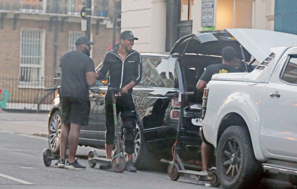 Антъни Джошуа заснет да носи шина на левия крак