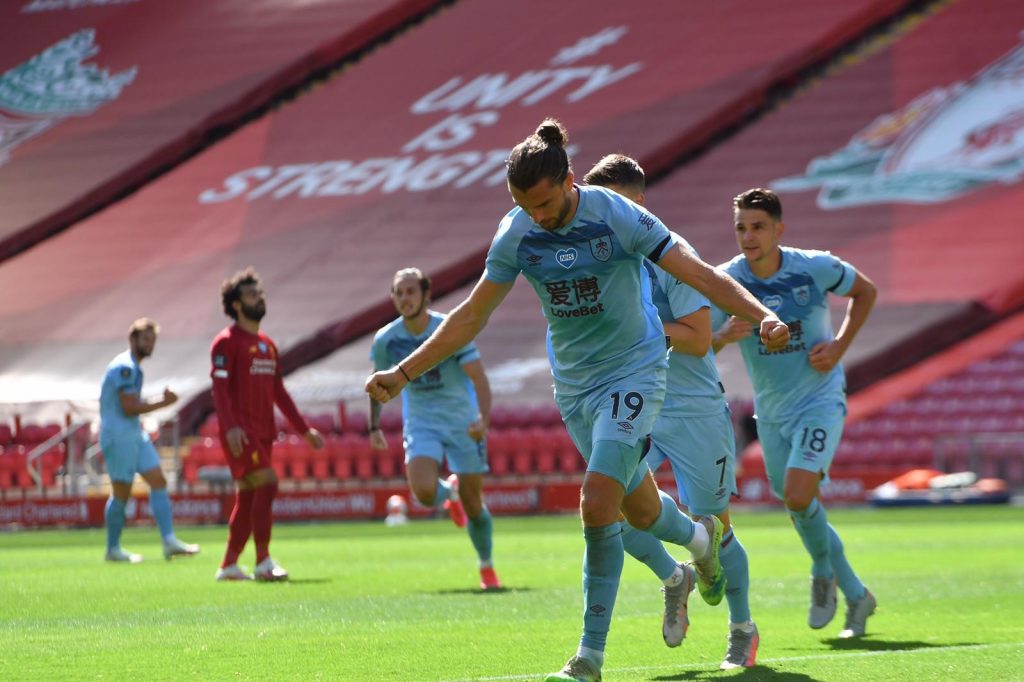 Бърнли открадна точка от “Анфийлд” и продължава да мечтае за Европа