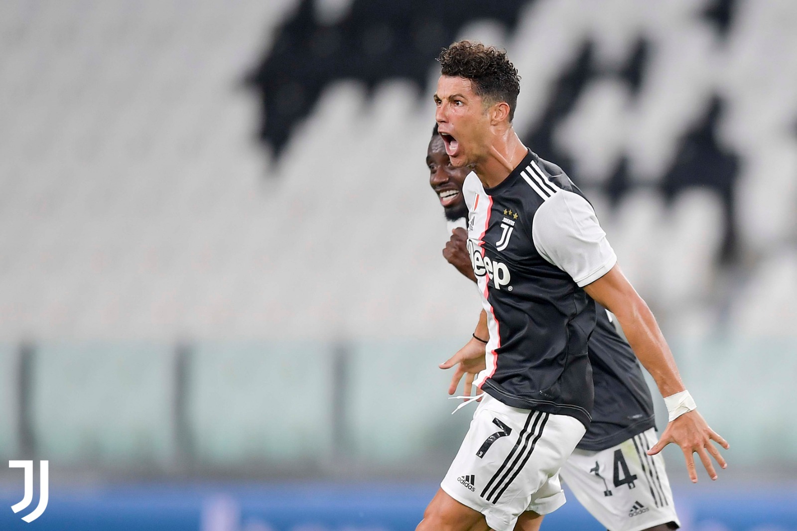 След победа над Сампдория, Ювентус ликува с 9-тата си поредна титла width=