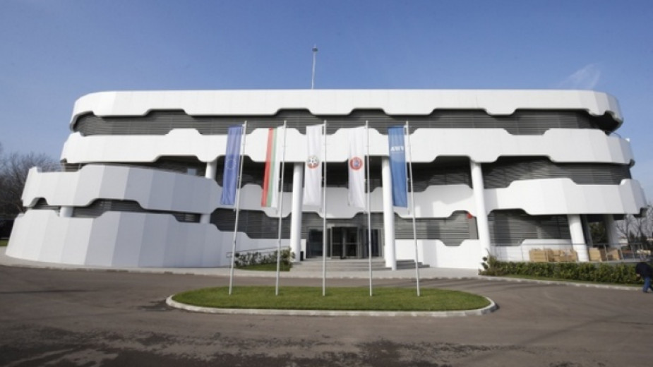 БФС: Отлагаме първенството при 10 заразени играча, в поне 5 отбора