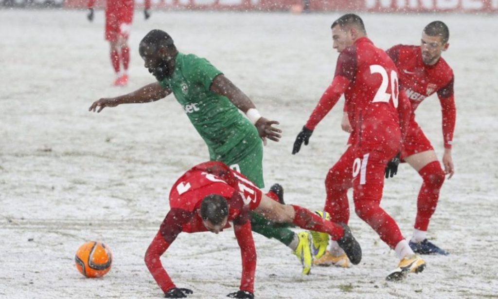 Лудогорец забуксува в снега и направи хикс с Царско село