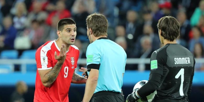 Реферите ще имат последната дума при игра с ръка в пеналта