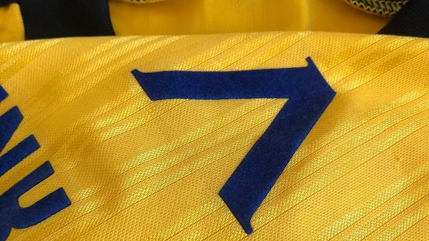 Ценна фланелка на Левски бе продадена за над 2 бона