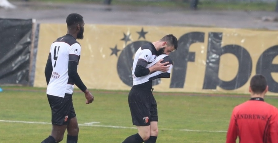 Локо Пловдив нокаутира Лудогорец в шеметен мач на “Лаута”