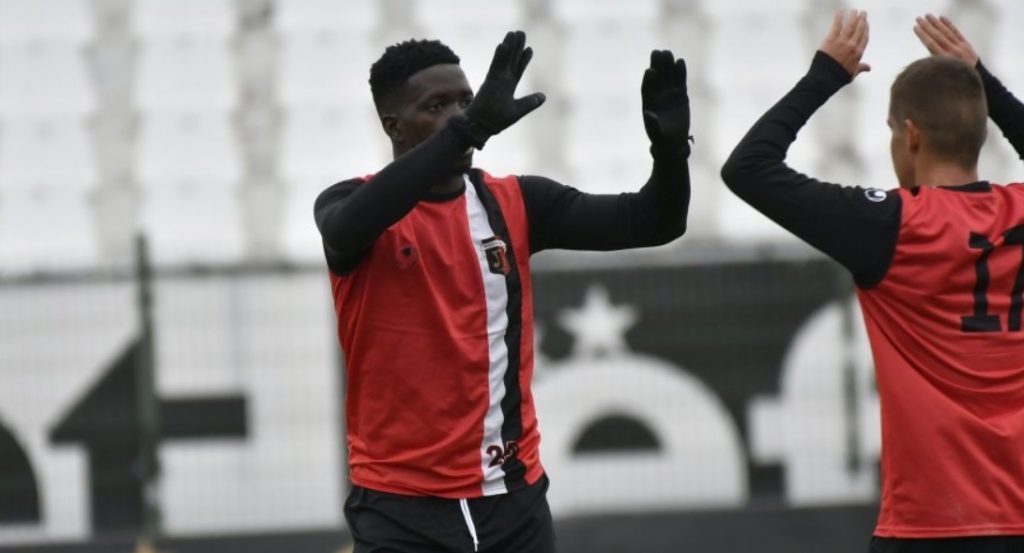 В Локомотив Пловдив все още не са решили за Камара и Бопесю