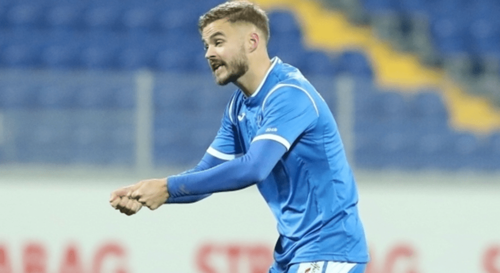 Борнемут иска бранител на Левски