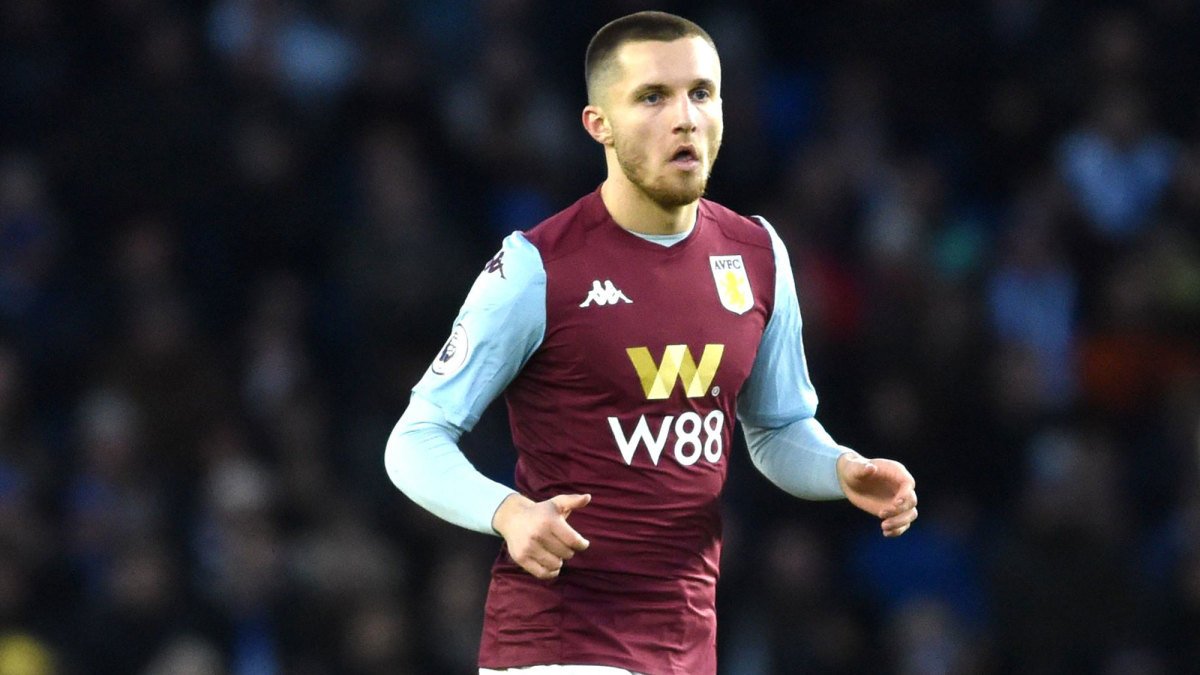 Георги Дерменджиев вика играч на Астън Вила в националния отбор width=