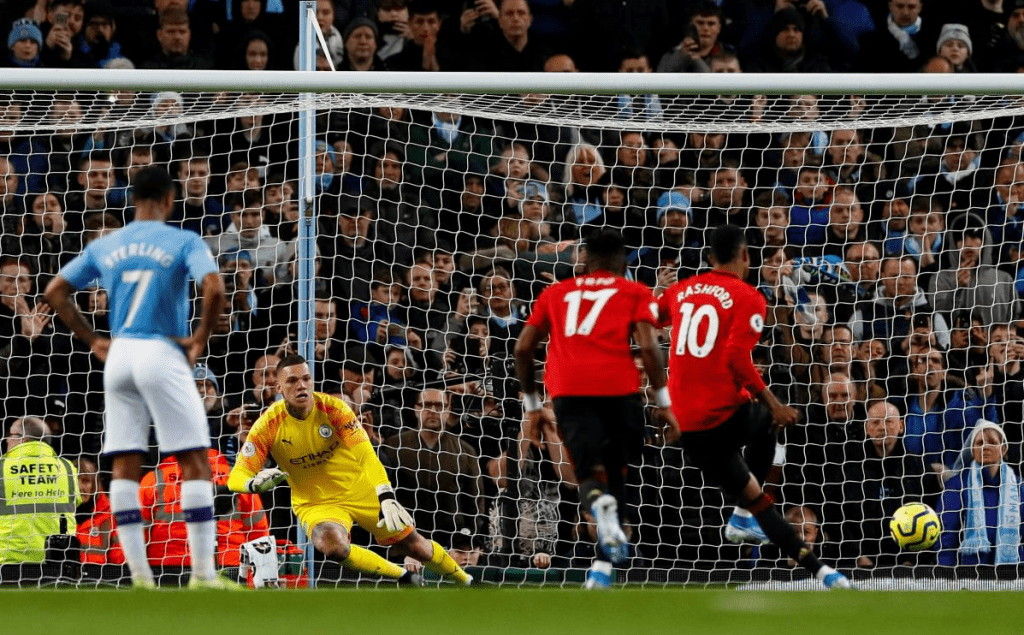 Карабао Къп: Манчестър Юнайтед готов да изхвърли феновете на Манчестър Сити