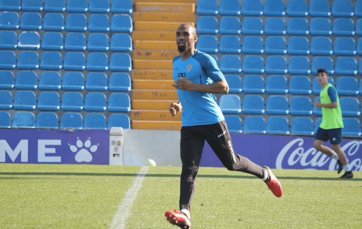 Не е за вярване: Футболист заигра едновременно в два различни отбора width=