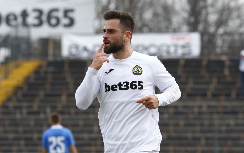 Звезда на Славия бил предложен първо на Левски