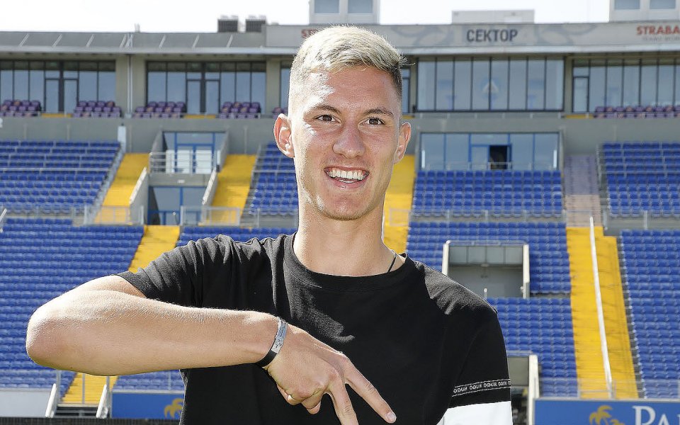 Андриан Краев приема офертата на Левски за нов договор