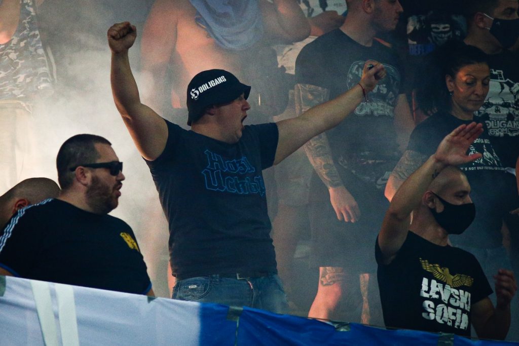 Левски отнесе глоба заради феновете си