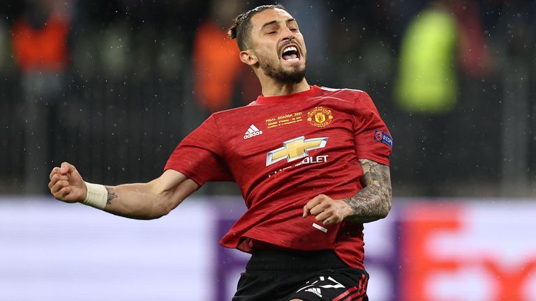 Манчестър Юнайтед обмисля продажбата на защитник