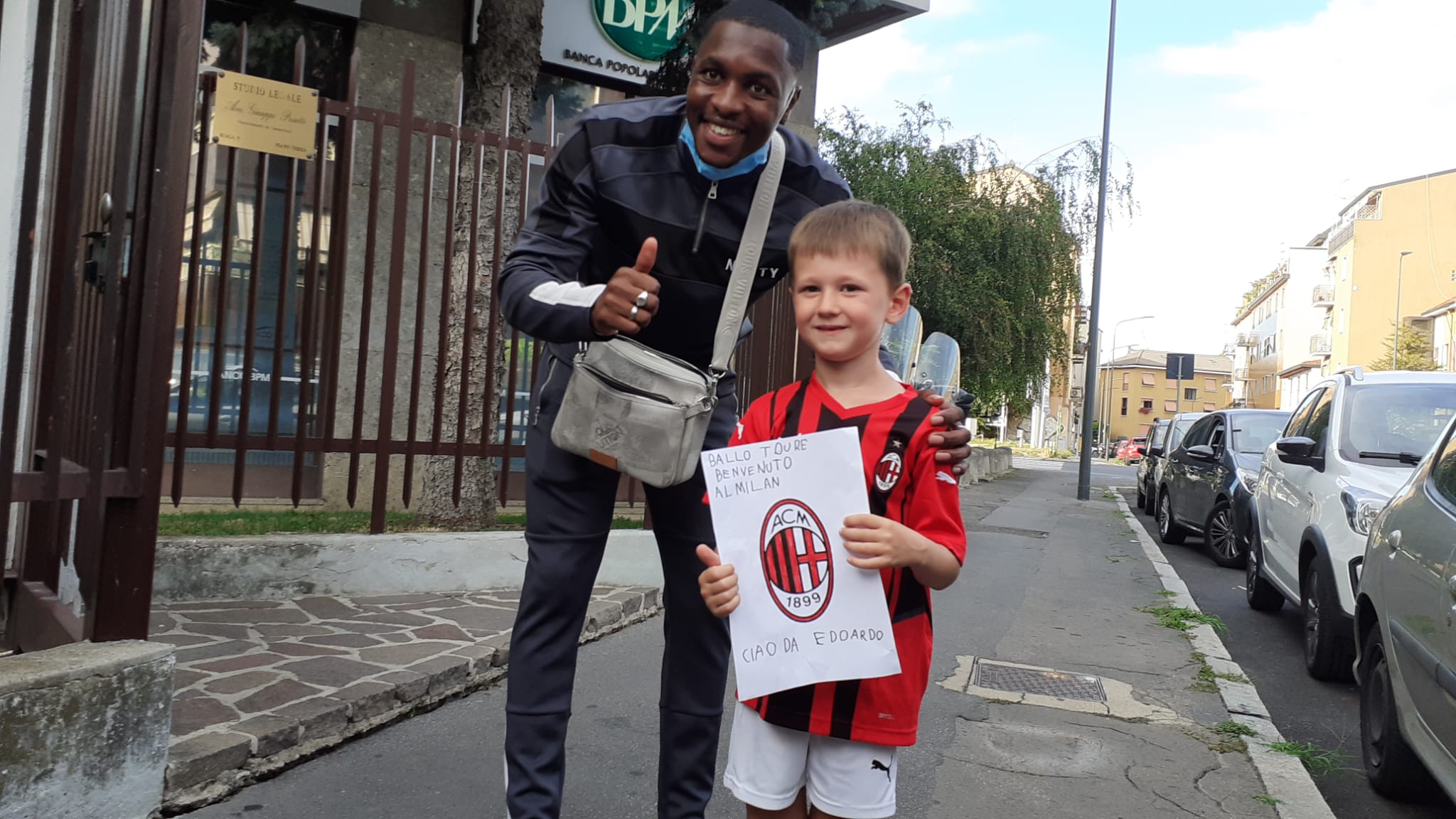 Новото попълнение в Милан с достоен жест към дете width=