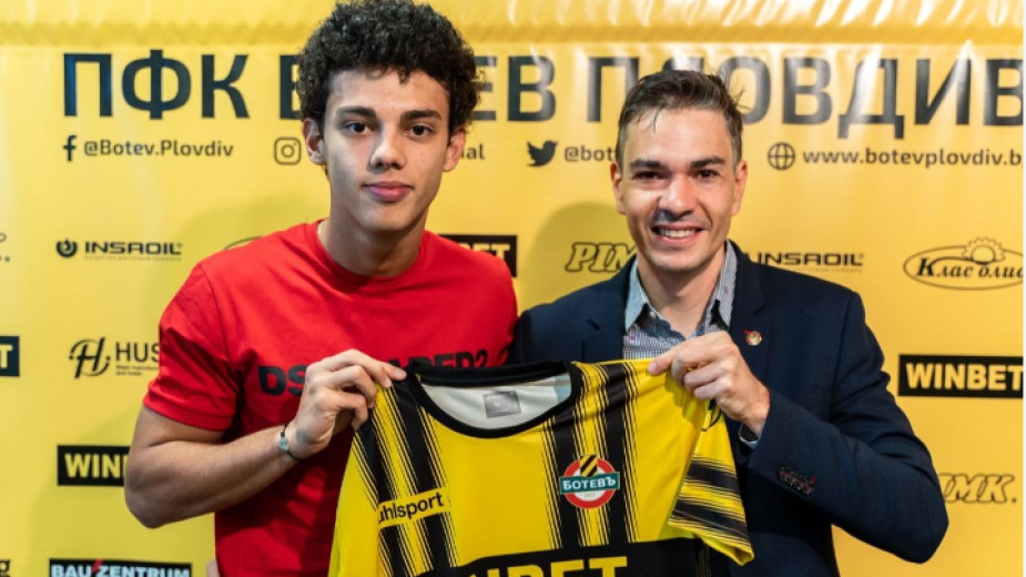 Ботев Пловдив продължи договора на млад талант