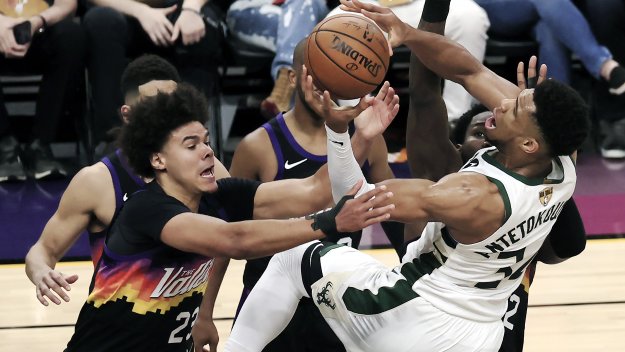 Финикс надви Милуоки в откриващия мач от финала на НБА