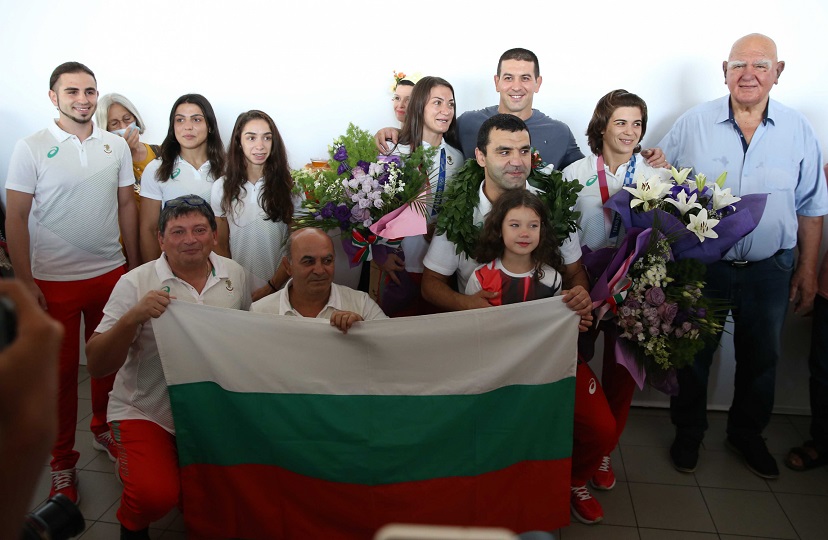 Федерацията по борба награждава с автомобили Юсеин и Николова width=