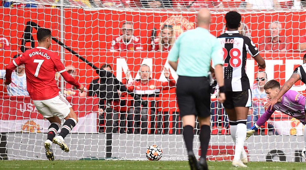 Роналдо взриви „Олд Трафод“ с два гола при завръщането си! ВИДЕО