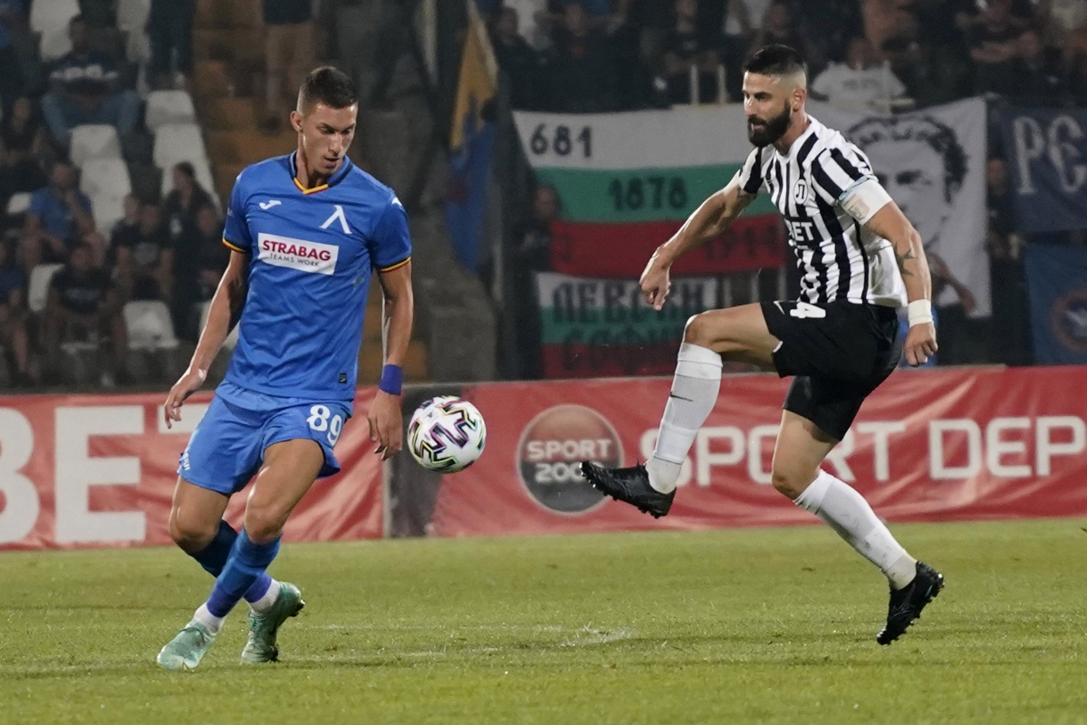 Димитър Илиев скочи на ВАР: За какво са тези хиляди камери? width=