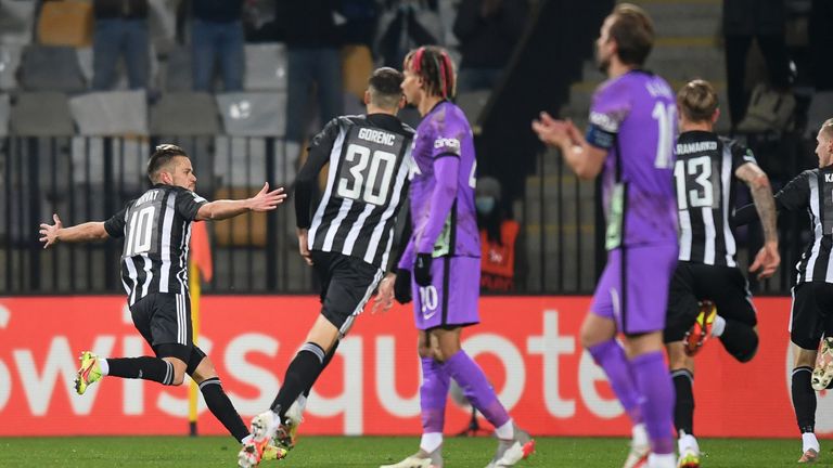 Десет от Тотнъм преклониха глава срещу Мура