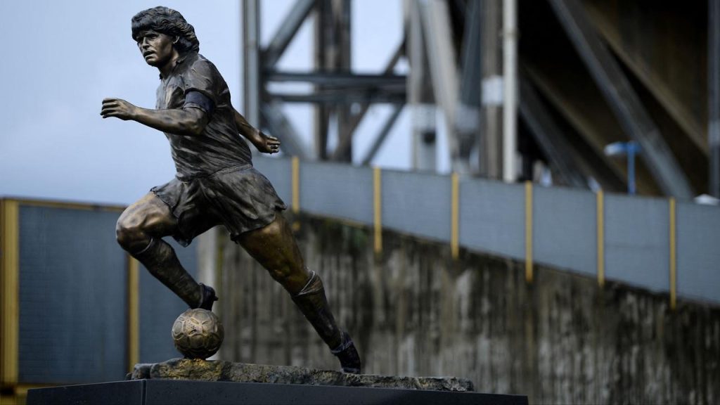 Откриха статуя на Диего Марадона в Неапол