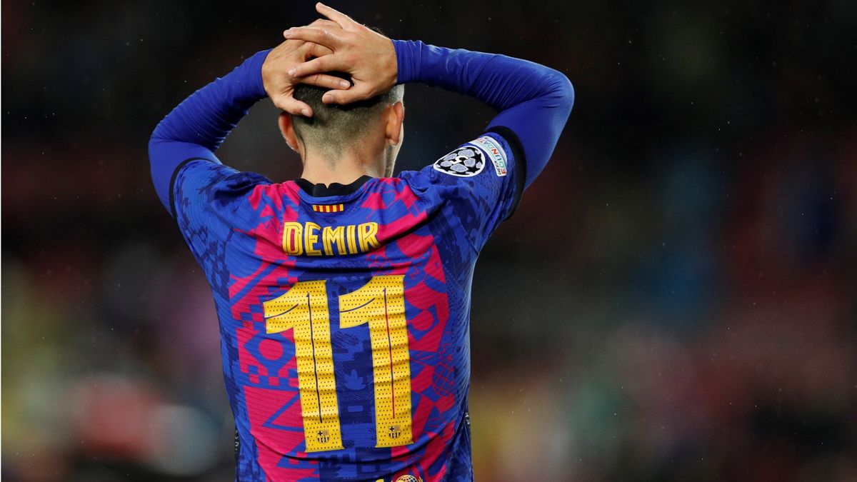 Ще остане ли Юсуф Демир на „Камп Ноу“? width=