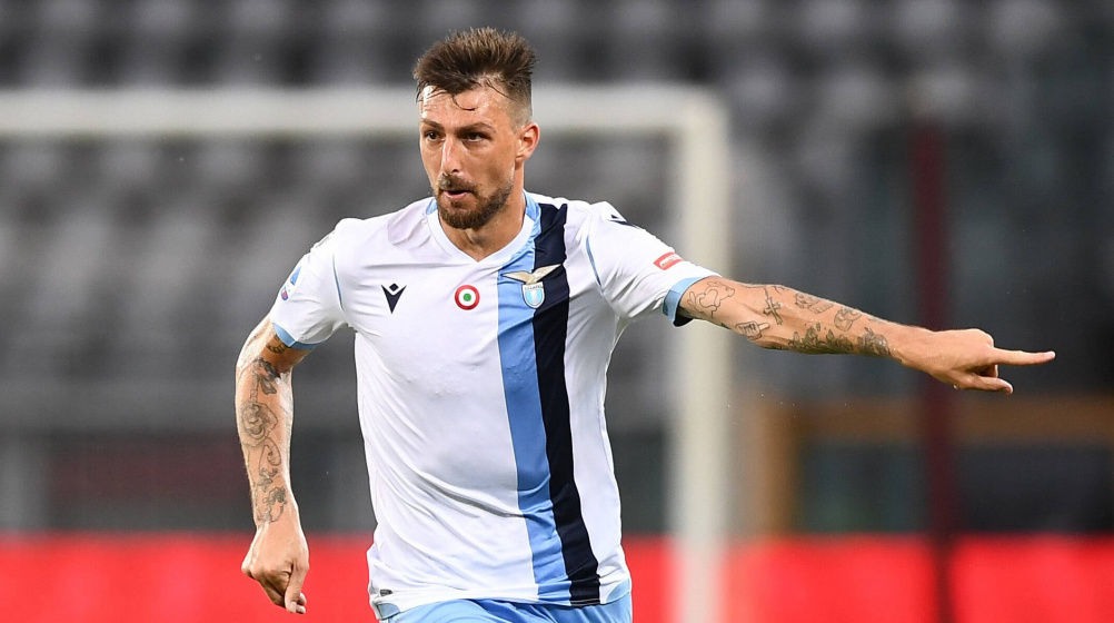 Милан обмисля да привлече опитен защитник от Лацио