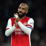 Бивш нападател на Арсенал бе нападнат и ужилен от оси