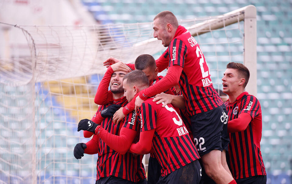 Локо София и Спартак ще играят на своите стадиони до 31 август