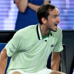 Наказаха Медведев за скандала със съдията на стола срещу Циципас