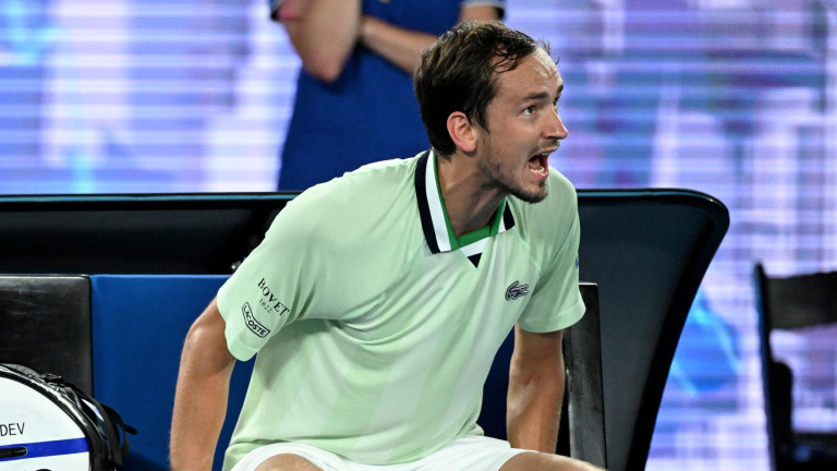 Наказаха Медведев за скандала със съдията на стола срещу Циципас