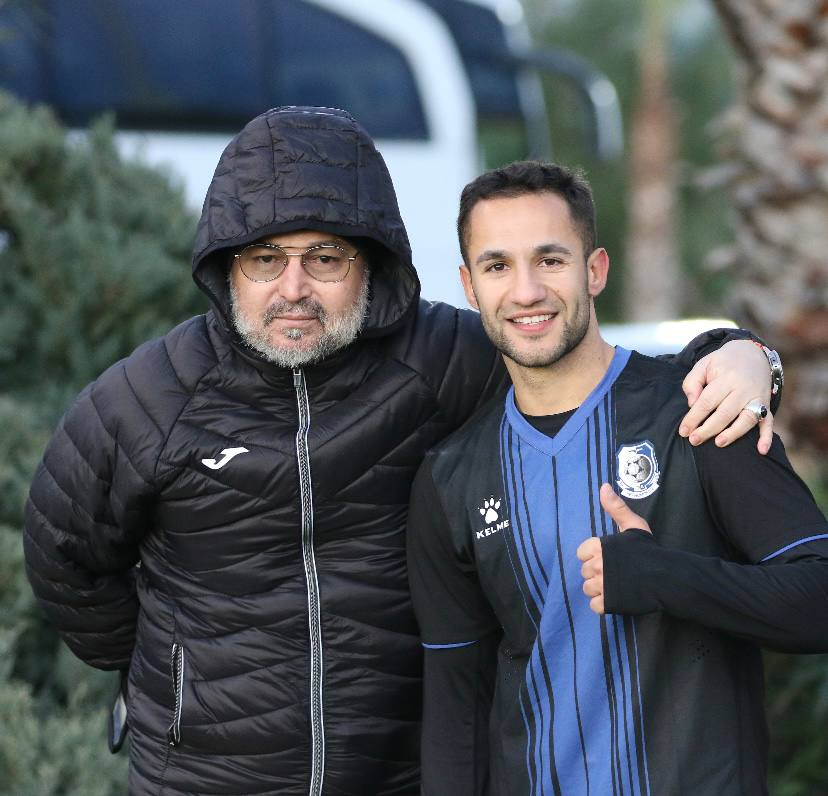 Ясен Петров изгледа контролата на Левски