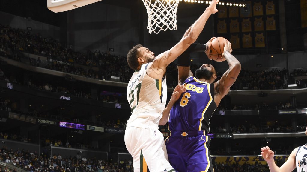 ЛА Лейкърс се развихри в края и надви Юта Джаз