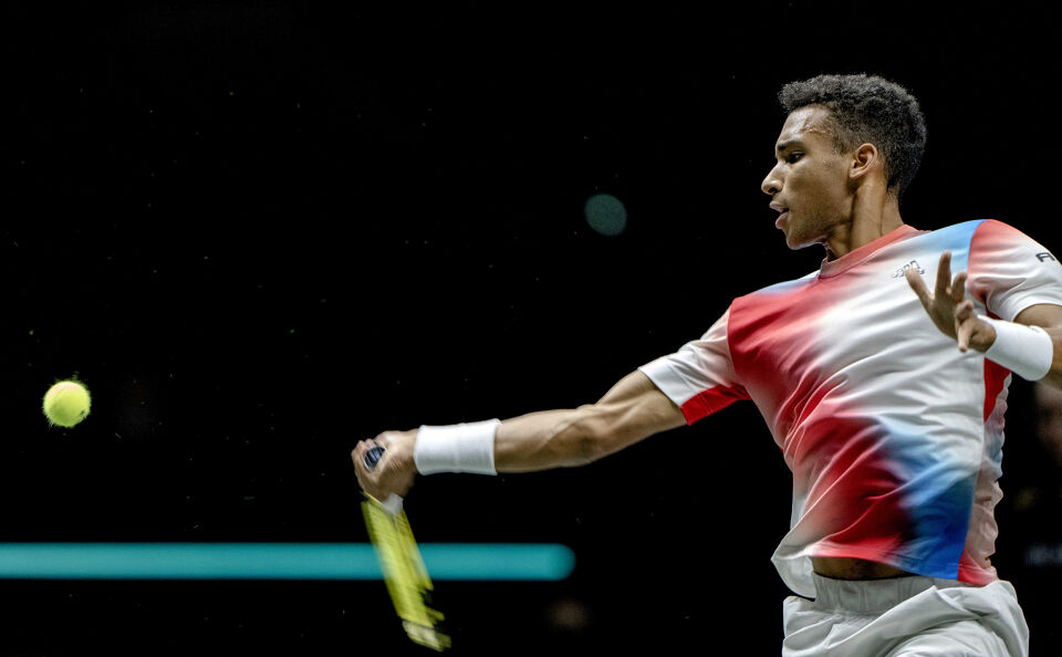 Канадец срещу Циципас на финала в Ротердам