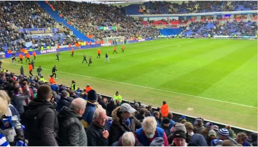 Фенове на Рединг нахлуха на терена след седма поредна загуба