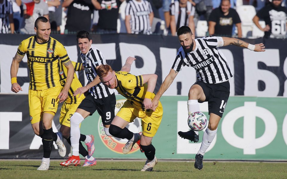 Румен Радев няма да може да присъства на пловдивското дерби