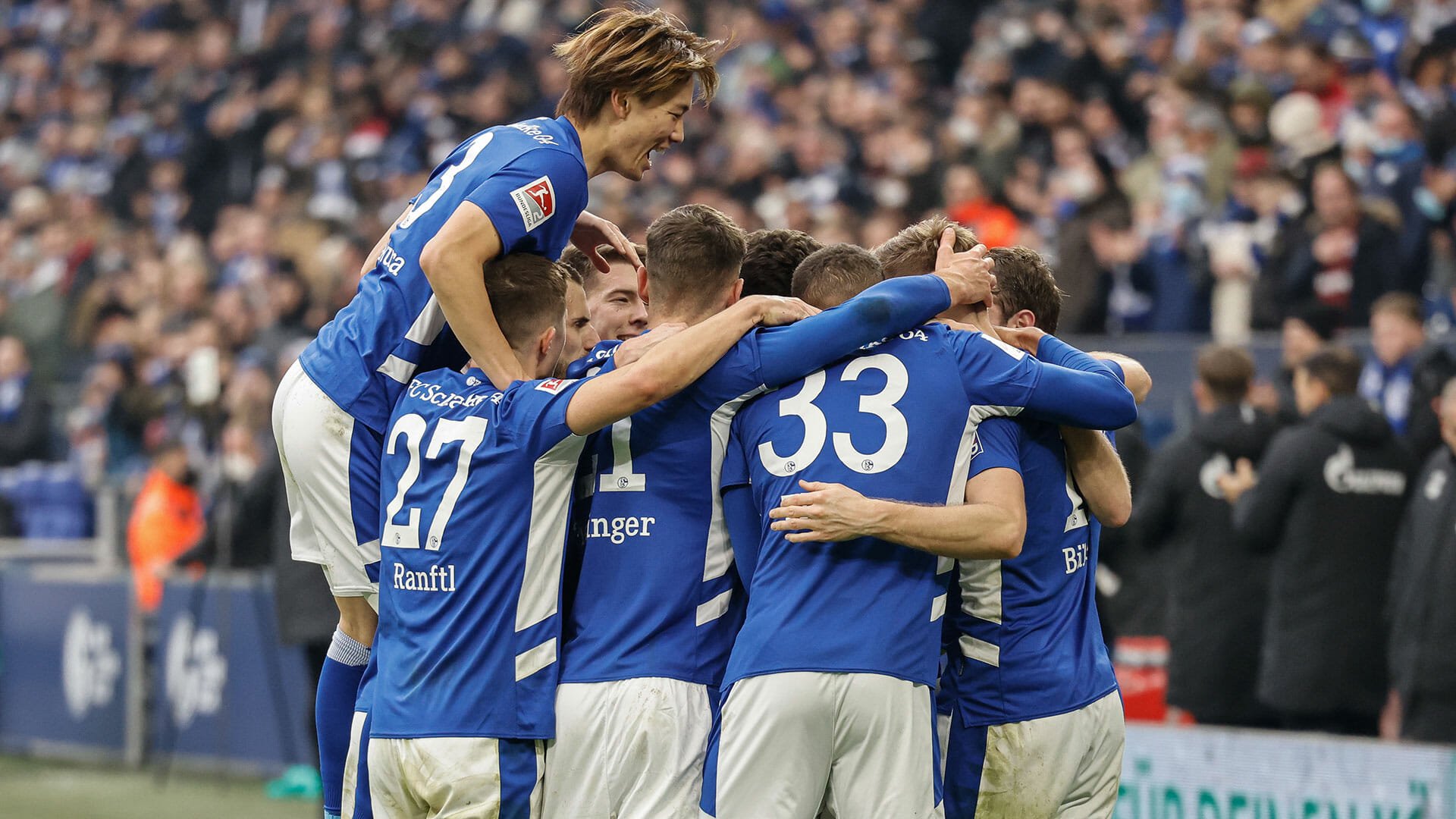 Шалке разгроми Херта в битката за спасение width=