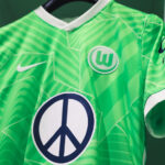 Волфсбург слага символа на мира на фланелките си