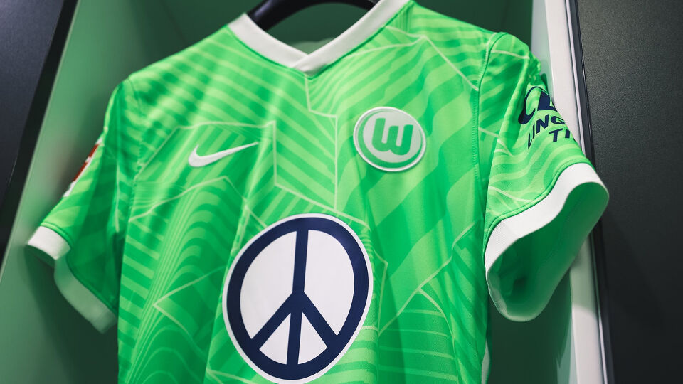 Волфсбург слага символа на мира на фланелките си