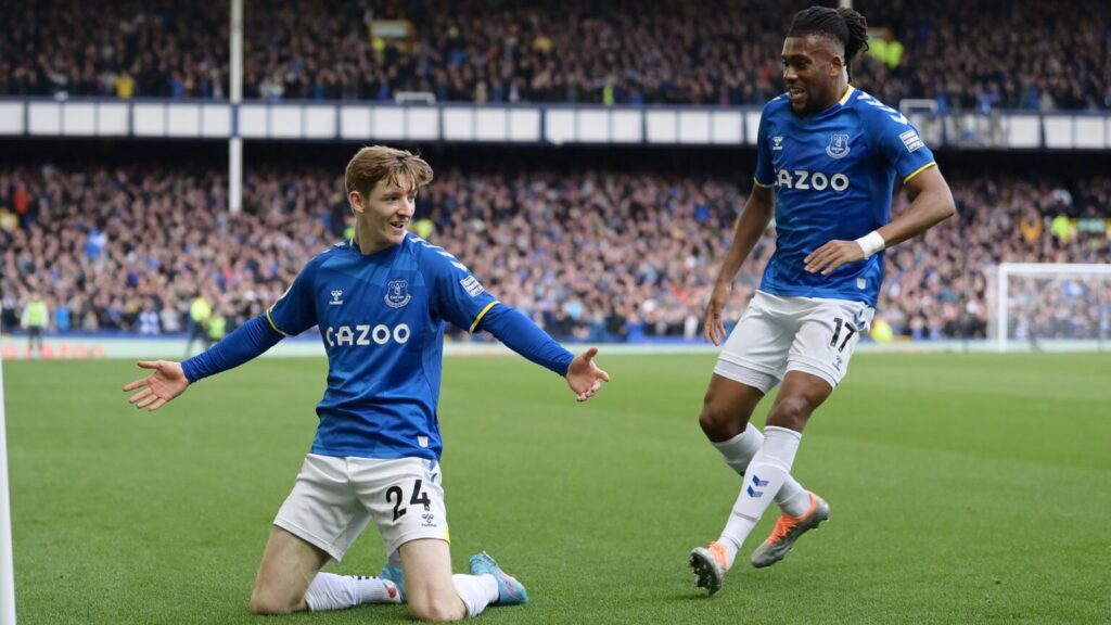 Нюкасъл развързва кесията за младата звезда на Евертън