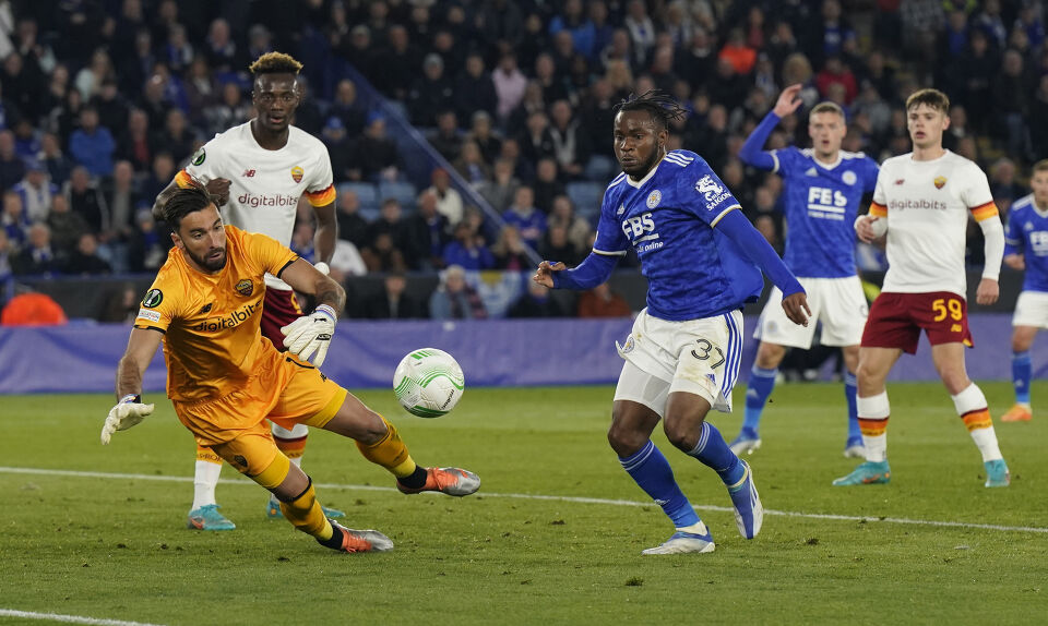 Лестър и Рома отложиха развръзката