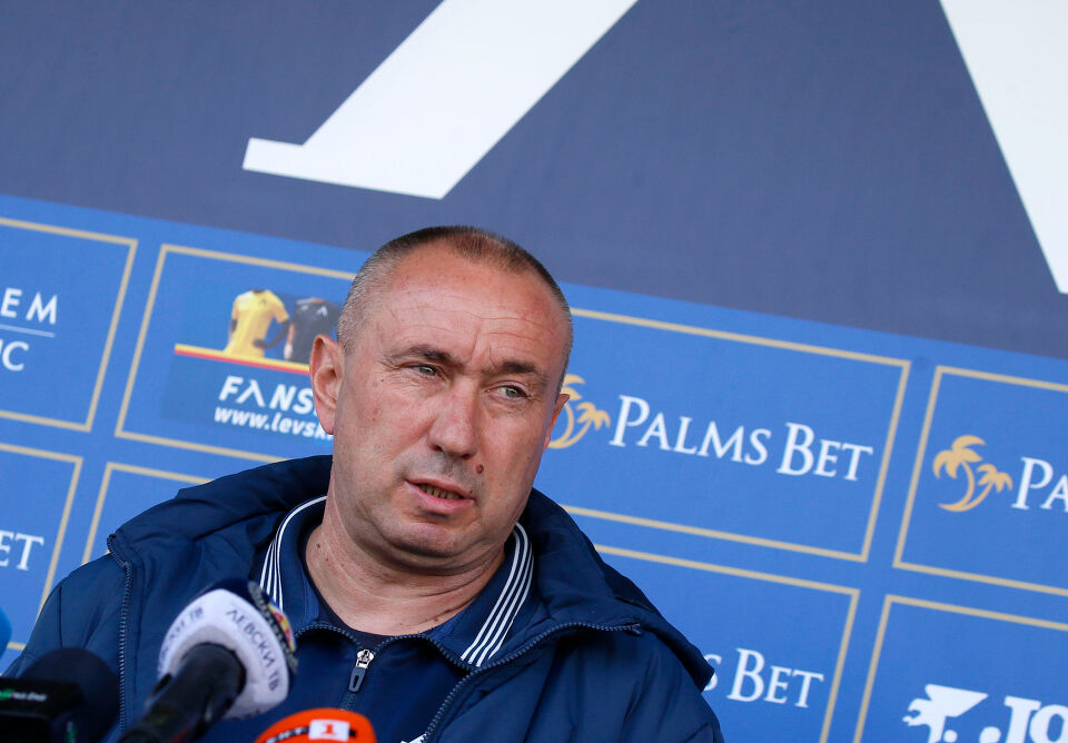 Стоилов потвърди, че остава и подкрепи синята легенда Михайлов