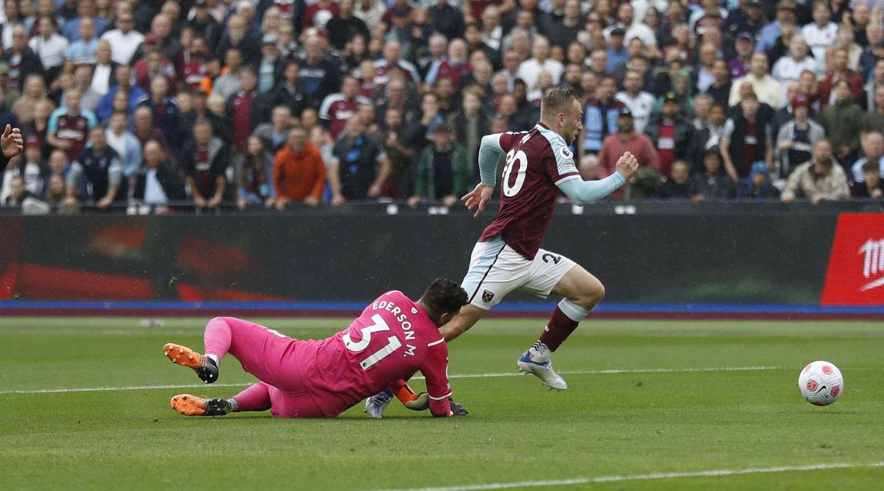 Манчестър Сити стъпи накриво срещу Уест Хям и остави интригата width=