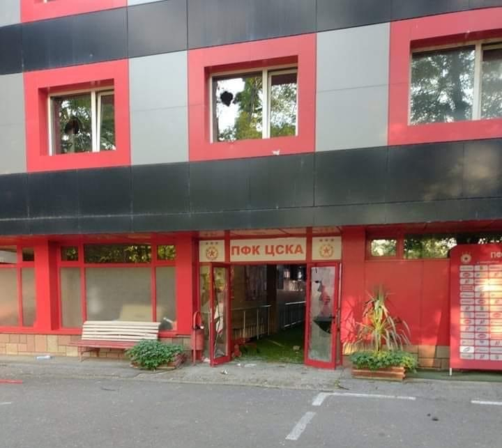 Счупени прозорци на офиси на “Армията” след загубения финал
