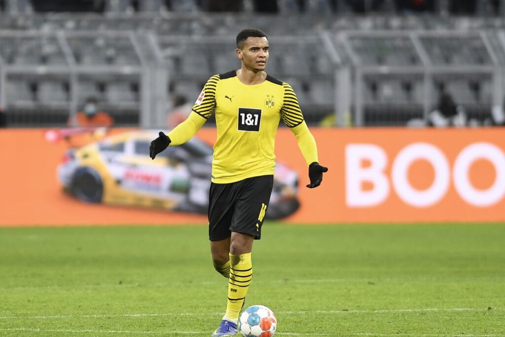 Шеф в Дортмунд: Преговаряме с Аканджи, искаме Мукоко да остане