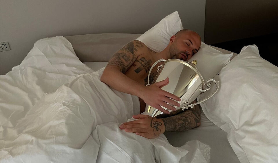 Михайлов пусна снимка с Купата на България от леглото