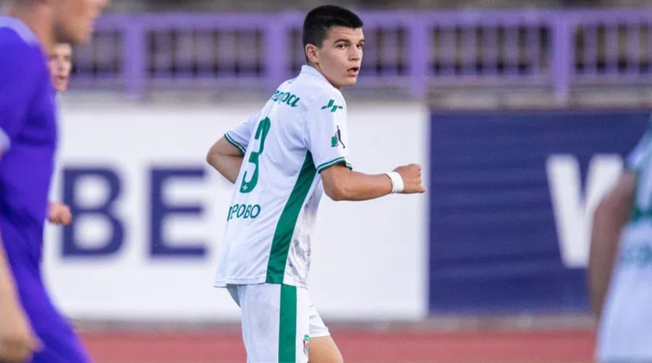 Валери Божинов игра за Янтра (Габрово) срещу Етър