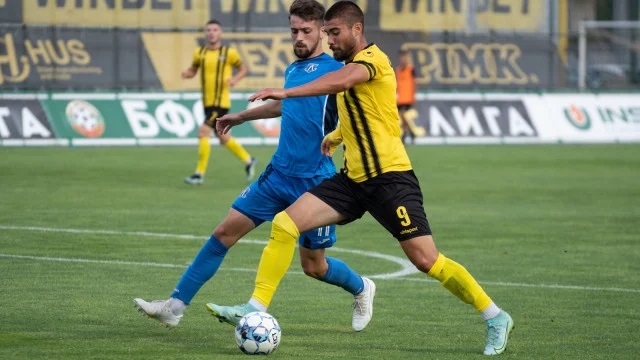 Ботев Пловдив се раздели с голмайстора на втория отбор width=