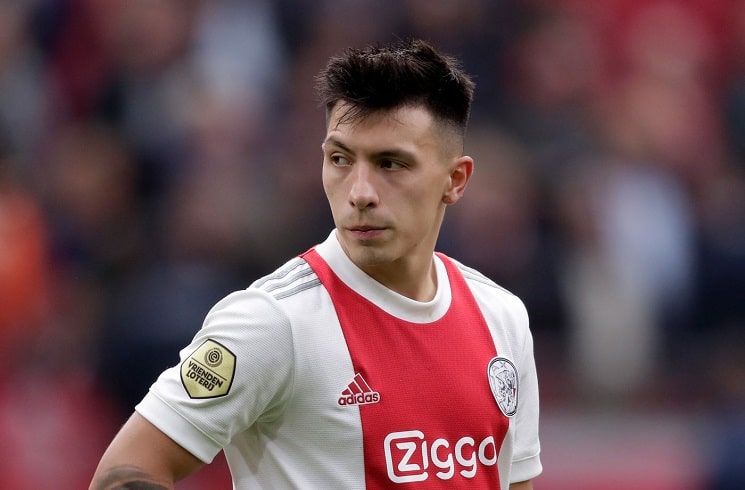 Арсенал продължава наддаването с Ман Юнайтед за защитник на Аякс