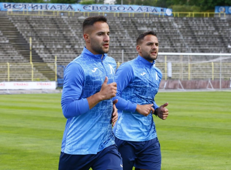 Близнаците Цоневи още се чудят дали да подпишат с Локо Пловдив